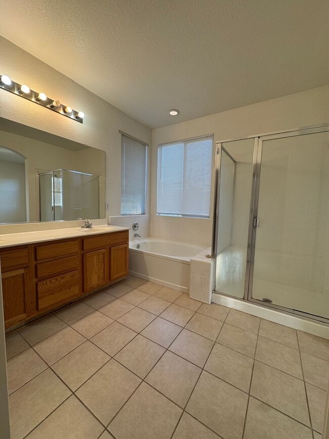 Building Photo - Beautiful Home with 4 Bedrooms and 3 Bathrooms in a Convenient Location!