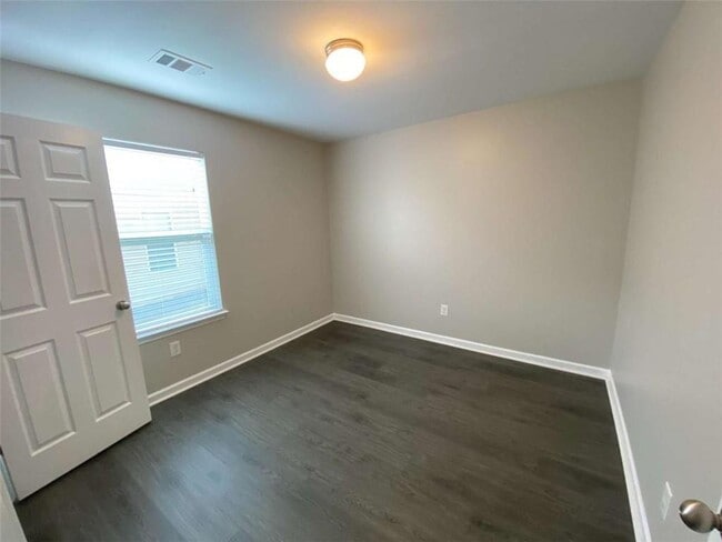 Building Photo - 701 Walnut Woods Dr