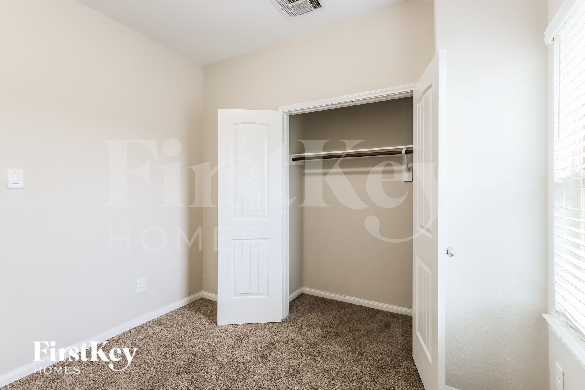 Building Photo - 15141 Meadow Glen S