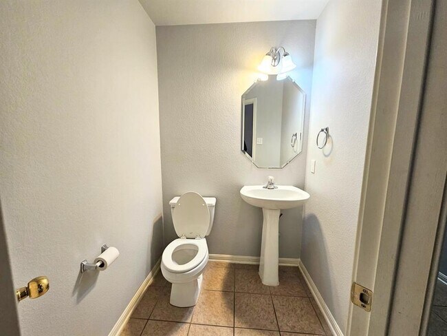 Building Photo - 15301 Fernhill Dr