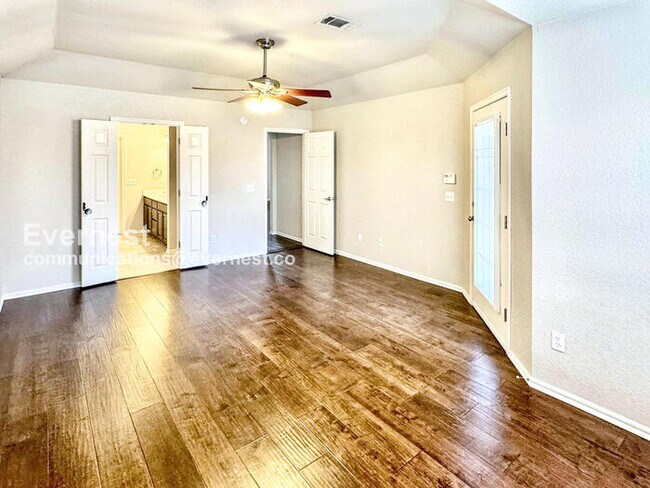 Building Photo - Charming 3-Bed, 2-Bath Home with Fenced Backyard & 2-Car Garage