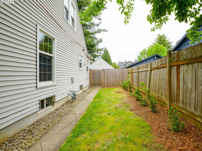 Building Photo - 7236 N Newell Ave