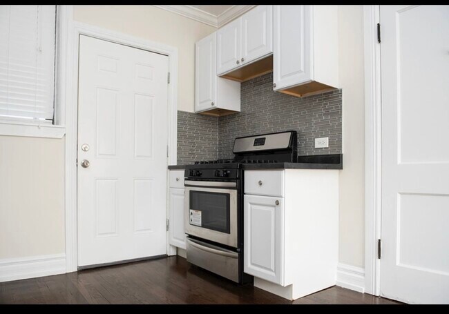 Building Photo - 1056 W Lill Ave