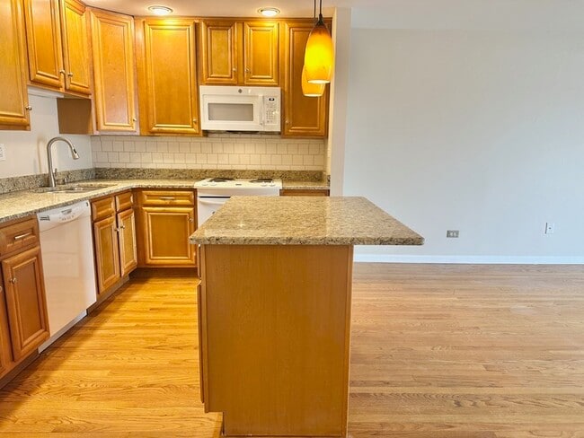 Building Photo - 870 E Old Willow Rd