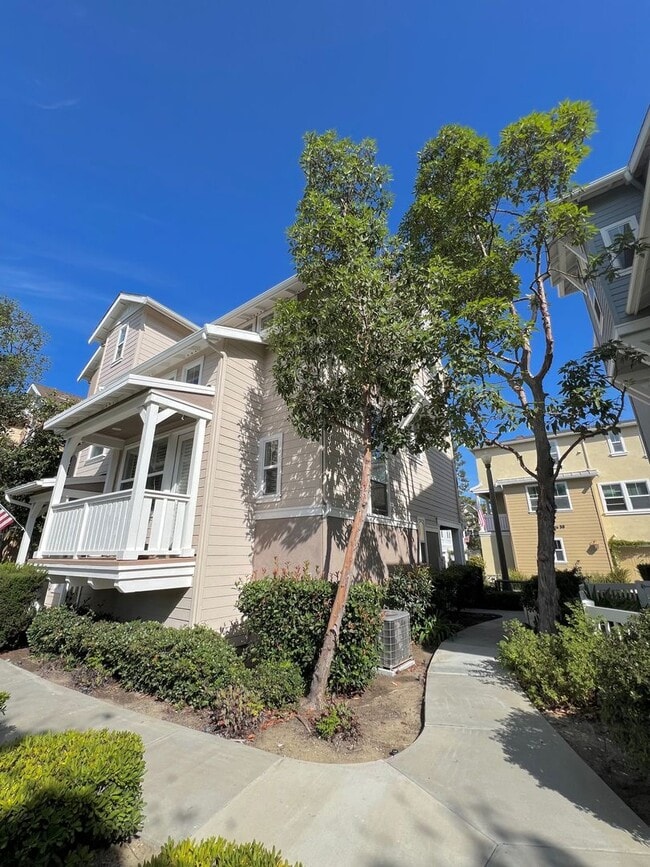 Building Photo - Spacious 1 Bedroom 1 1/2 Bathroom Townhome...