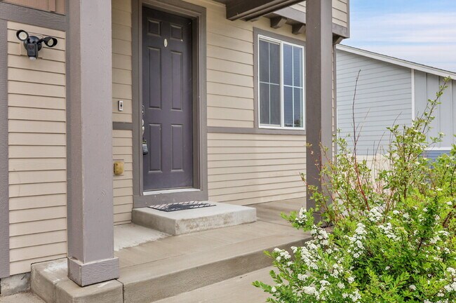 Building Photo - $2,645 - 3 Bed, 2.5 Bath Home with Fenced ...