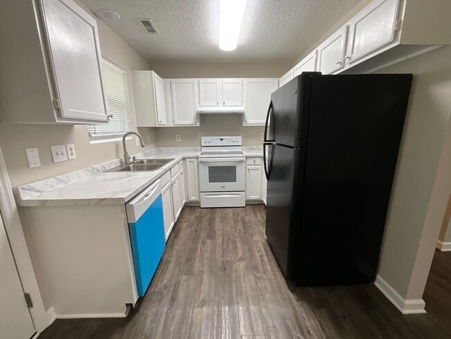 Building Photo - 2709 Ingleside Dr