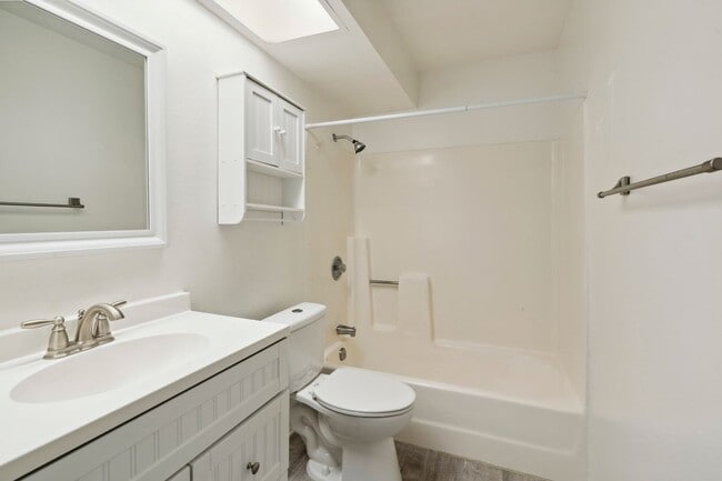 Building Photo - 1745 Los Feliz Dr