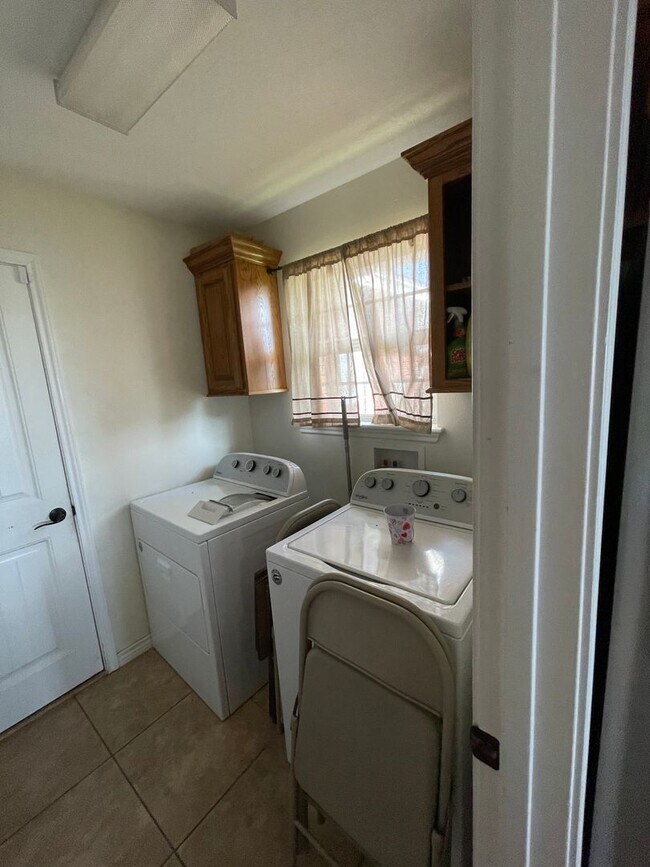 Building Photo - Spacious 4 Bed 2 Bath! Mesa School District!