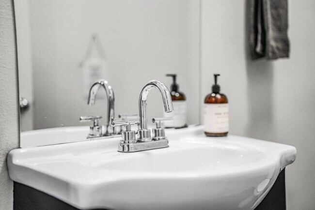 Building Photo - 2702 E 33rd St