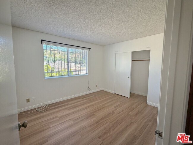 Building Photo - 207 E Ave 39