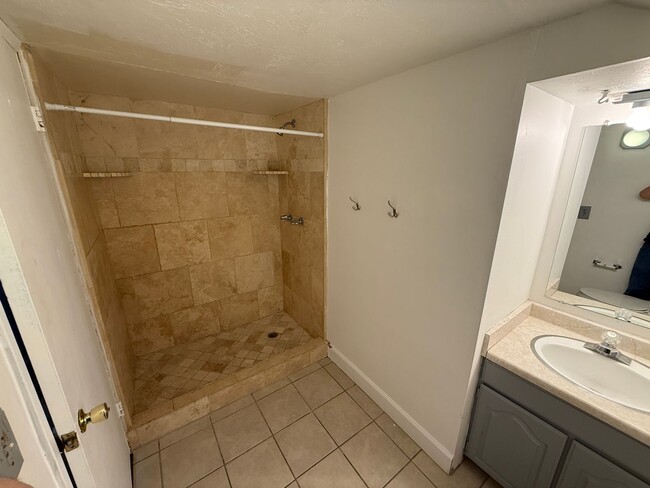 Building Photo - Large Five Bedroom Home, Sandy, 2500 sq ft, New Paint, New carpet, New Flooring