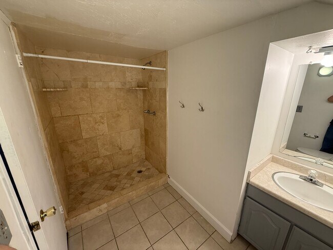 Building Photo - Large Five Bedroom Home, Sandy, 2500 sq ft, New Paint