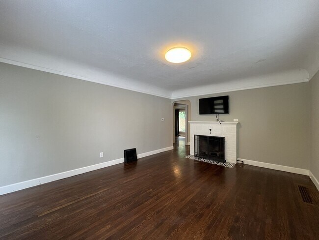 Building Photo - Stunning Rose City Park 5BD 2BA Home with Gas Fireplace Updated Finishes, Air Conditioning & Laun...