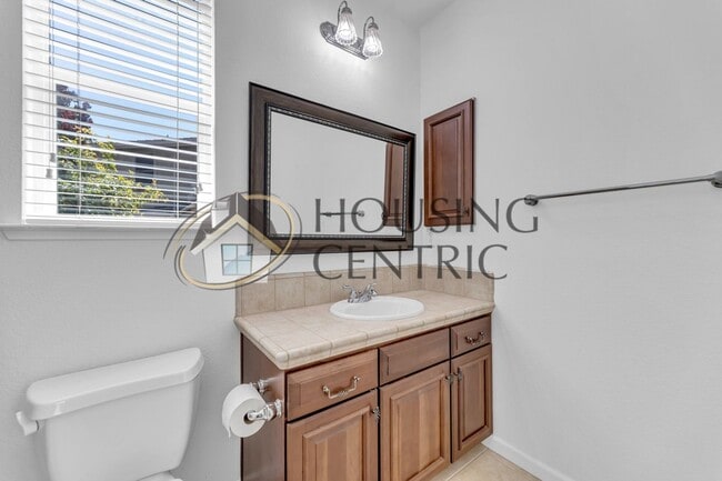Building Photo - Beautiful Executive Home w/ Pool on 1/2 Ac...