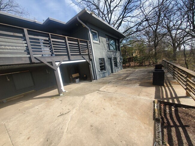 Building Photo - Call Peggy 501 676 1758