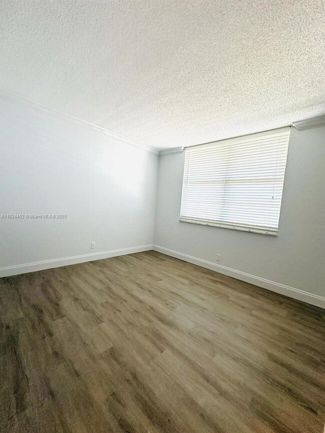 Building Photo - 250 Jacaranda Dr