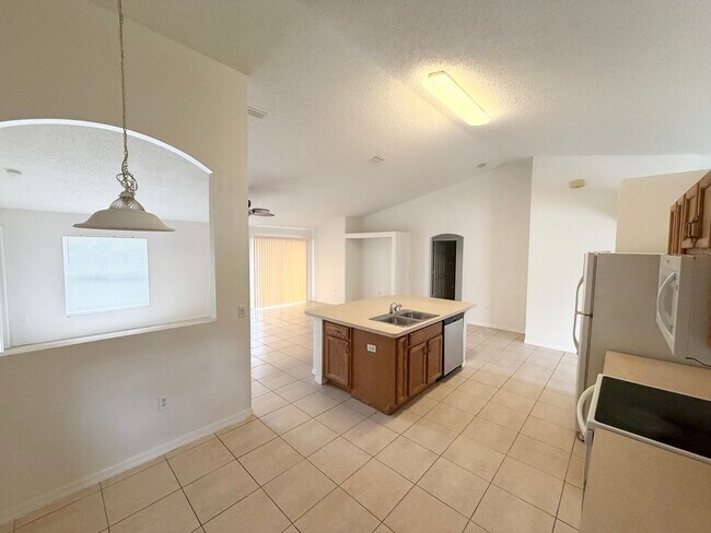 Building Photo - 10 Pinelynn Dr