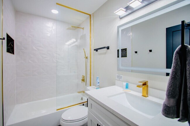 Building Photo - Modern 3 Bd, 2.5 Bth, Remodeled Open Floor plan Chef's Kitchen