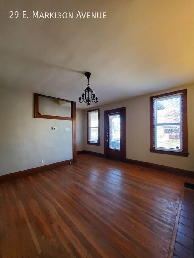 Building Photo - Spacious Townhome with Original Features A...