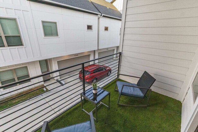 Building Photo - 6742 Peerless St