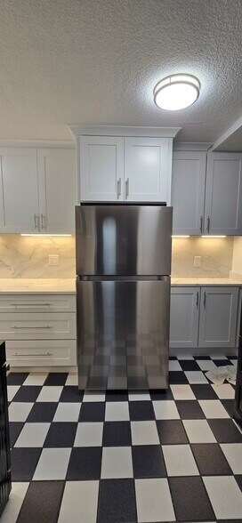 Refrigerator with icemaker - 501 Slaters Ln