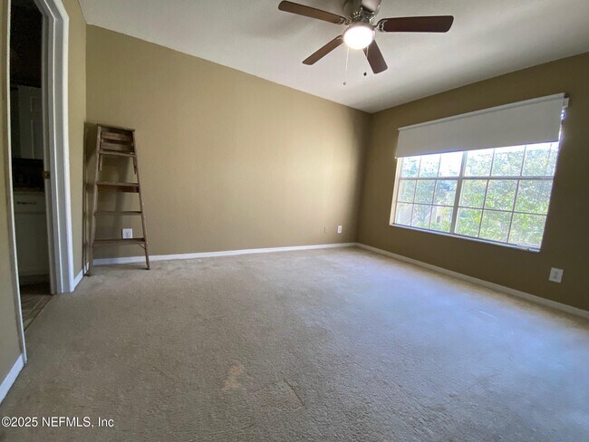 Building Photo - 13700 Richmond Park Dr N