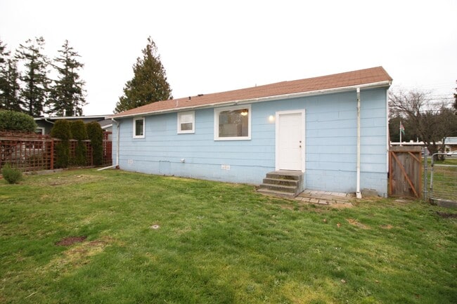 Building Photo - 2 Bed 1 Bath - Excellent Condition - Pet Friendly - Large Fenced Yard