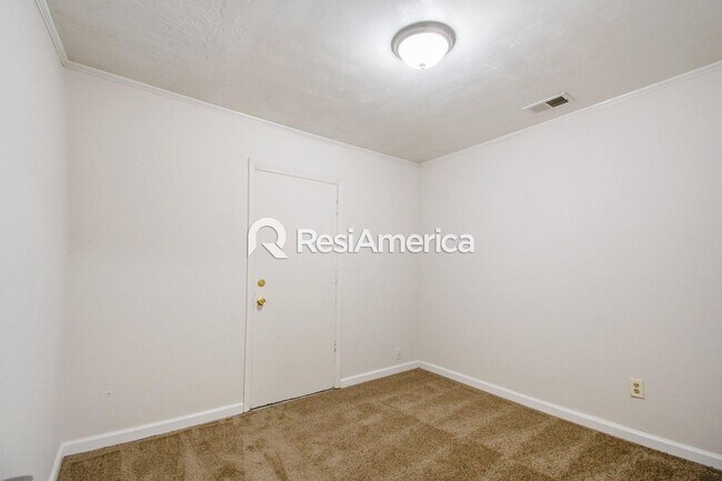 Building Photo - Redone and ready for move in