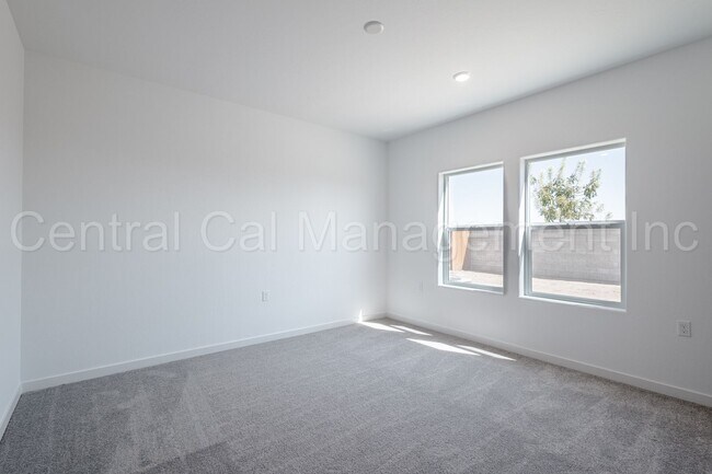 Building Photo - 4 Bedroom, 2 Bath Home with Solar in the S...