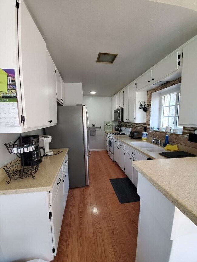 Building Photo - 3 bedroom/ 3 bath. Fully furnished ready f...