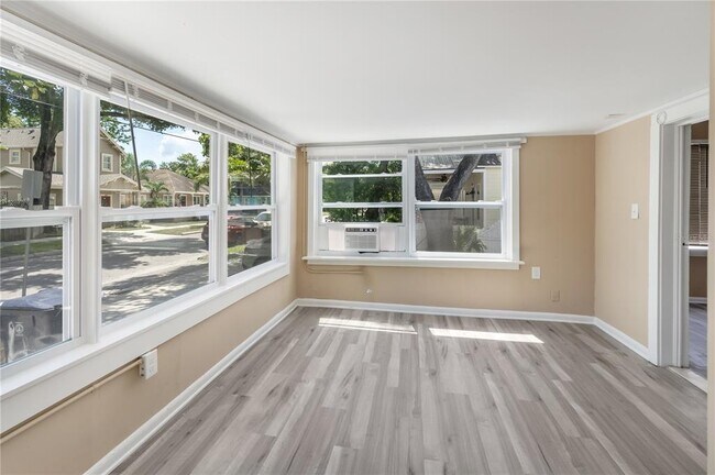 Building Photo - 418 E Amelia Ave