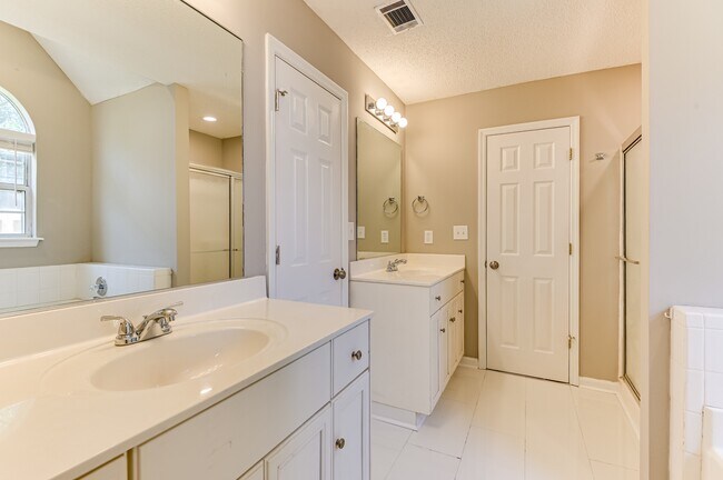 Building Photo - 208 Stonington Dr