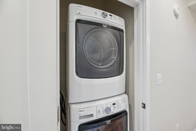 Building Photo - 5627 45th Ave