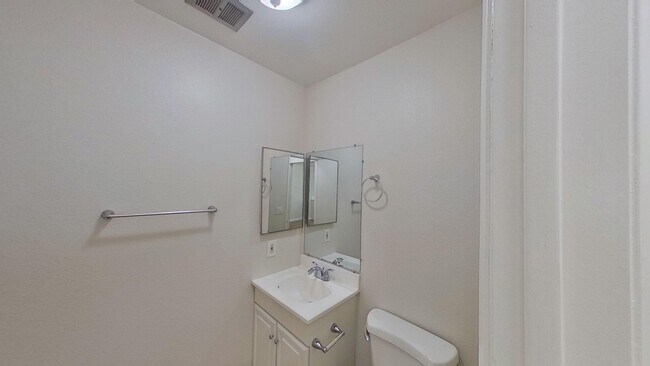 Building Photo - 121 Greentree Ln