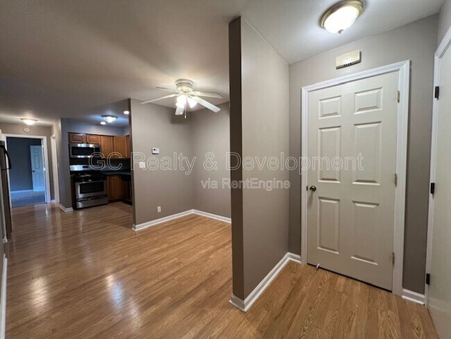 Building Photo - 7 Simpson St