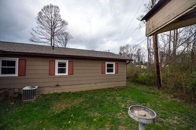 Building Photo - Lovely 3 Bed / 2 Bath in Private Setting--AVAILABLE NOW!!!