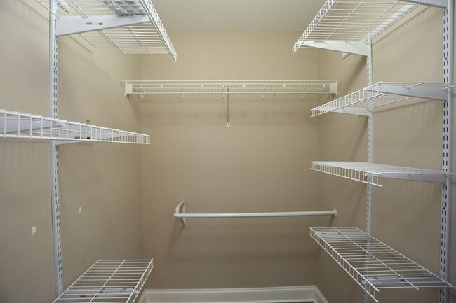 Building Photo - 3 Bedroom House close to Town!