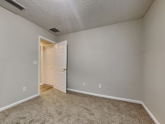 Building Photo - 4-bed, 2-bath home in Sheffield Oaks