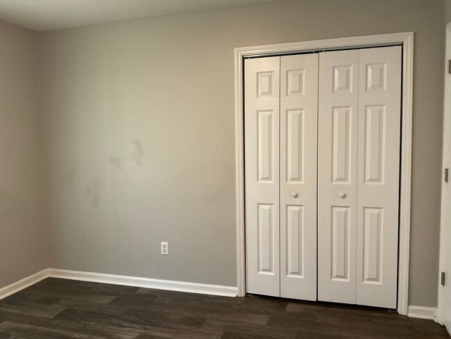 Building Photo - Charming 2 bedroom 2 bath duplex. Just a short drive to the area bases, shopping and fine dining....