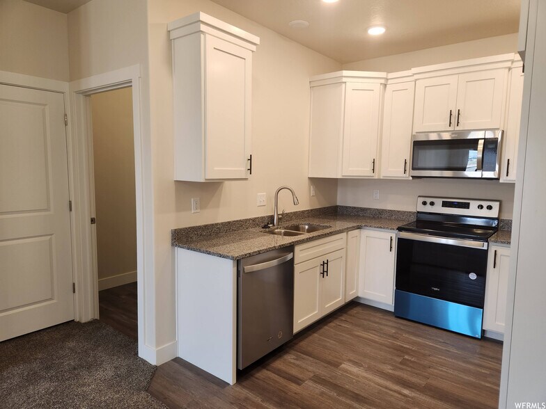 Kitchen - 143 W 1525 N