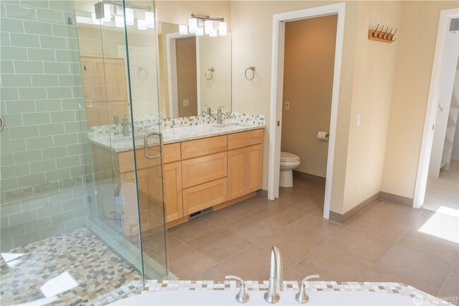 Building Photo - 4B/2.5Ba Bellevue House