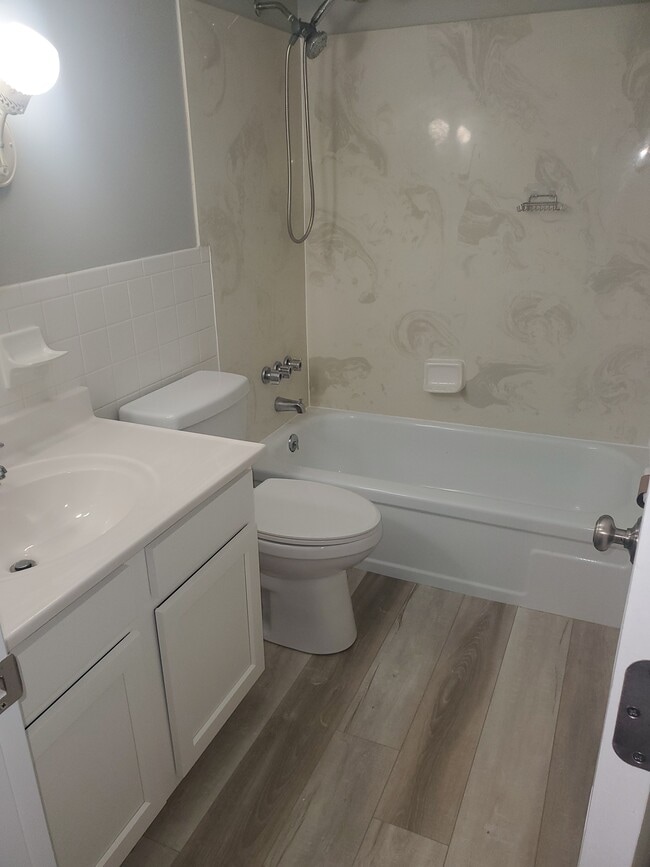 Upstairs Bath - 20 Eastgate Ave