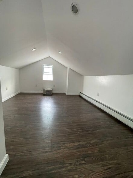 Building Photo - 1865 Mulford Ave