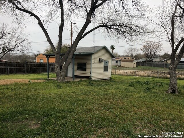 Back yard with shed - 8614 Ludtke Ave