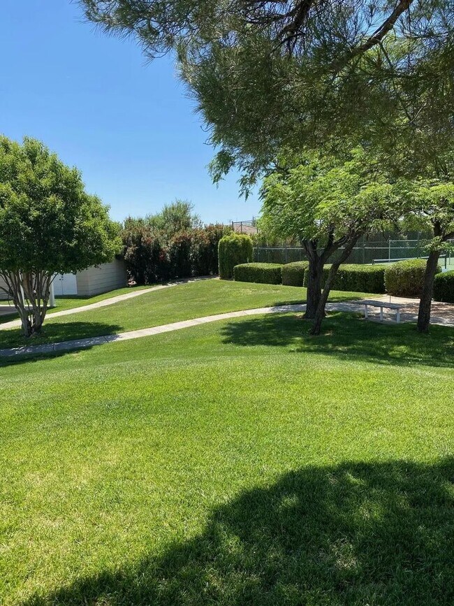 Building Photo - Charming 2 Bedroom Condo with Great Amenit...