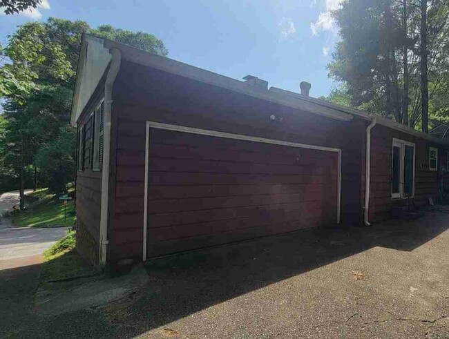 Building Photo - 1 Clearbrook Rd