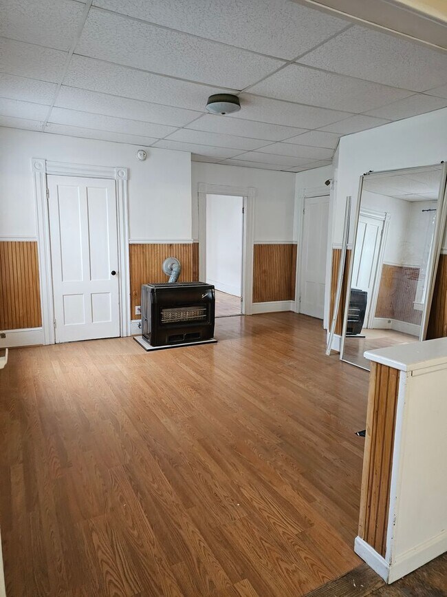 Building Photo - Spacious 3 Bedroom, 1 Bath Apartment