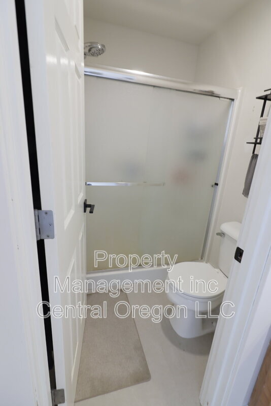 Building Photo - 908 NW Spruce Tree Pl