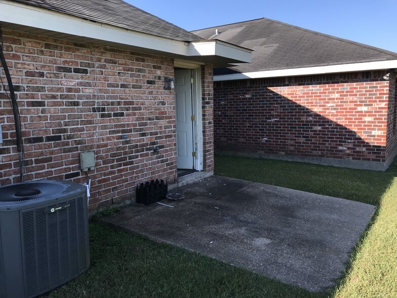 Exterior rear patio - 214C Gloria St